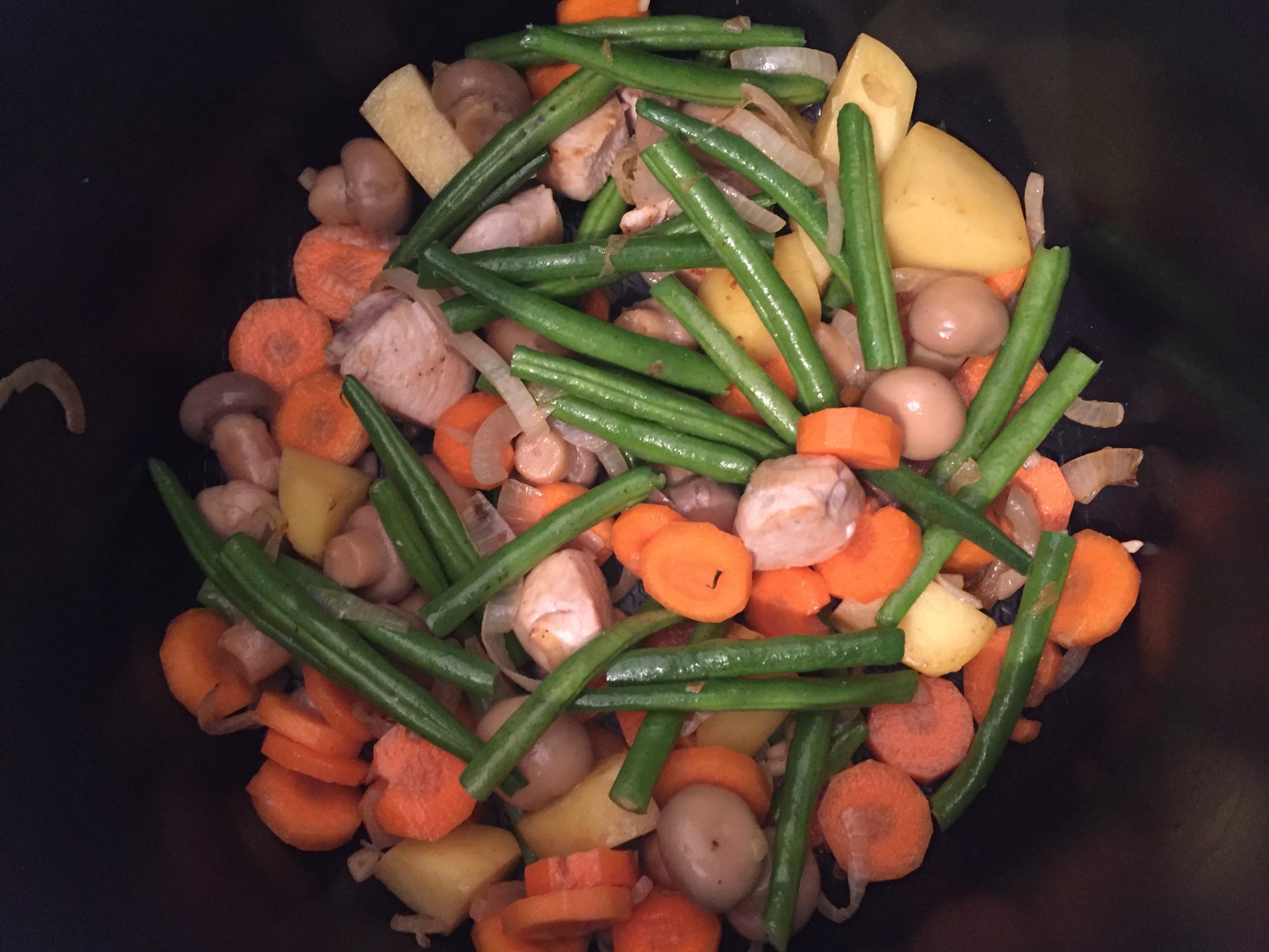 Poulet avec sa Poêlée pomme de terre, haricots verts frais, carotte et champignons