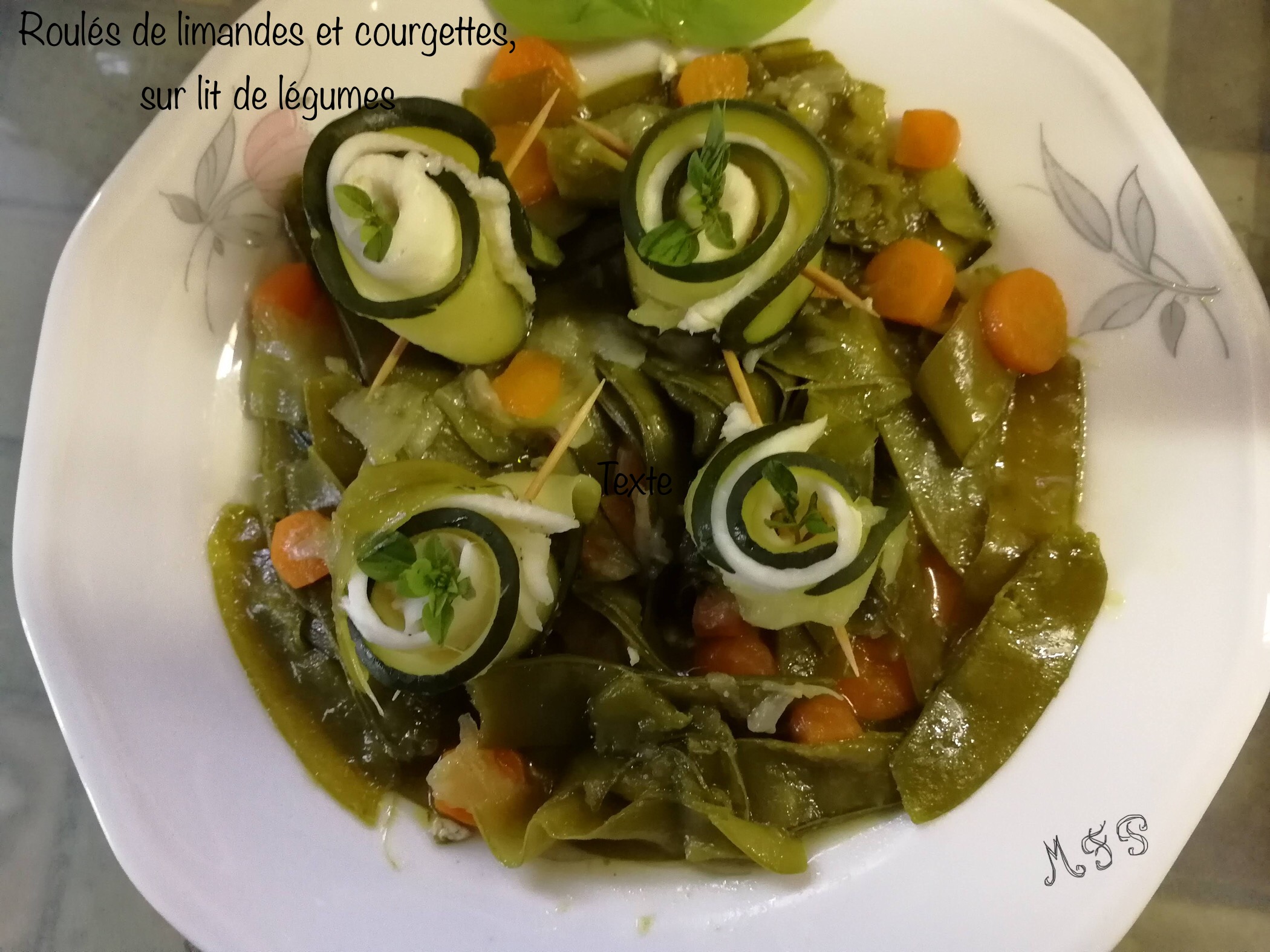 Filets de limandes et courgettes roulés, sur lit de légumes