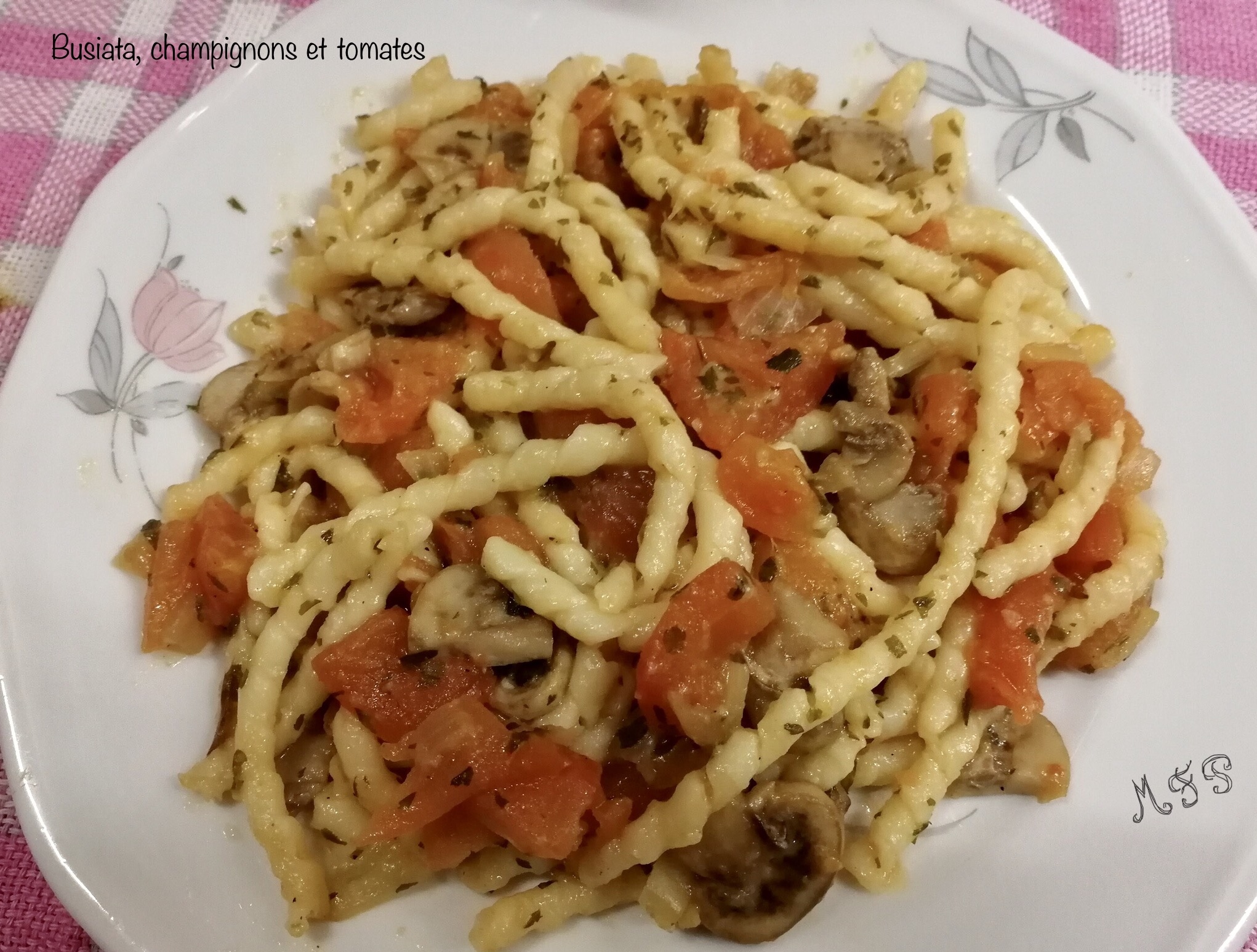 Busiata trapanese , champignons et tomates